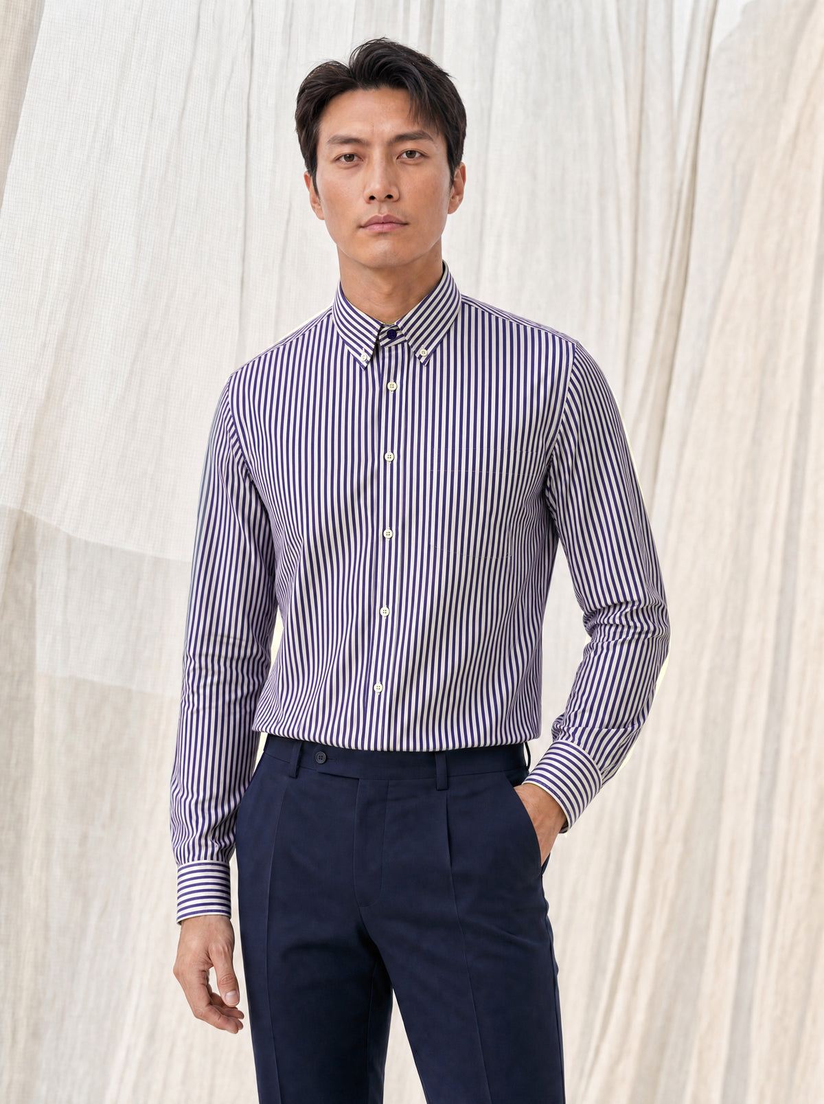 Camicia uomo a righe lilla su fondo chiaro, indossata, figura intera