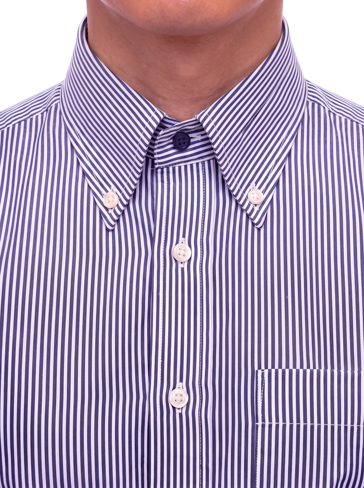 Dettaglio del collo della camicia uomo a righe lilla su fondo chiaro
