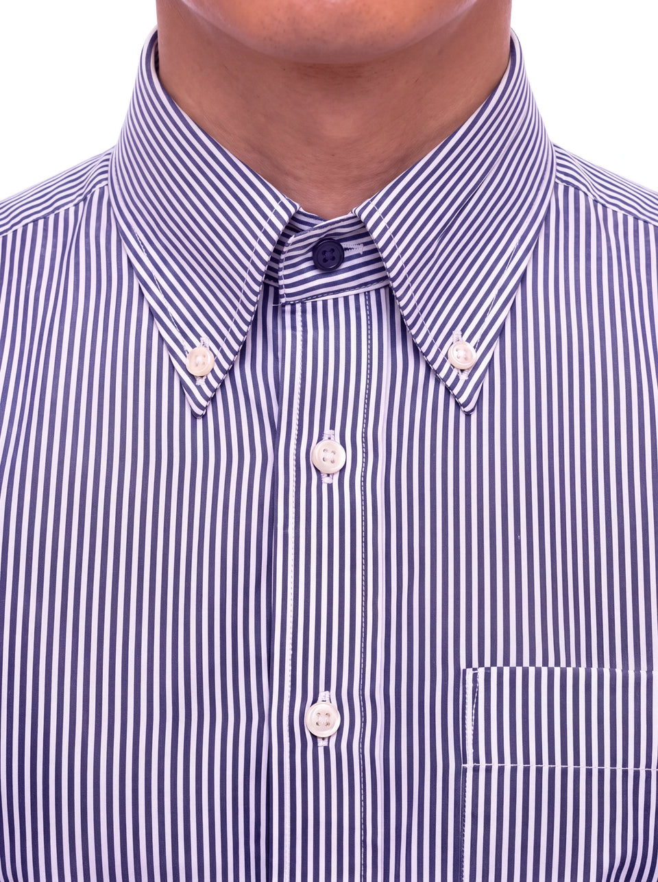 Dettaglio del collo della camicia uomo a righe lilla su fondo chiaro