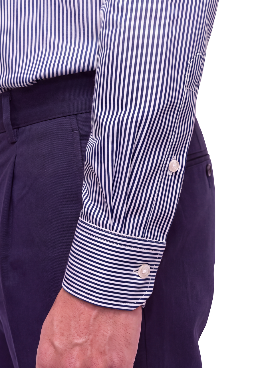 Dettaglio del polso della camicia uomo a righe lilla su fondo chiaro