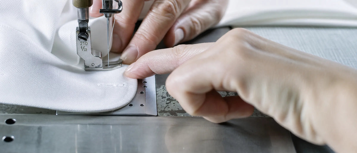 Cucitura a macchina di una camicia A Misura Ingram